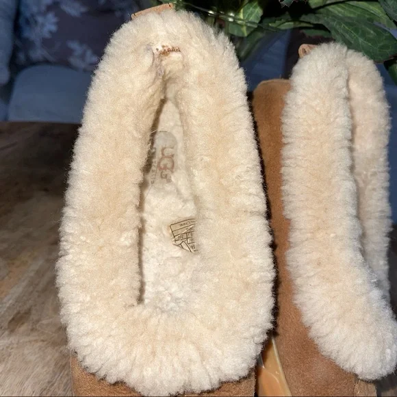 UGG Australia Snuggle Slippers - Picture 6 of 10
